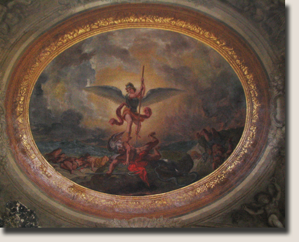 De plafondschildering 'De aartsengel Michael verslaat Lucifer' van Eugène Delacroix in de Chapelle des Anges in de Saint-Suplice kerk 