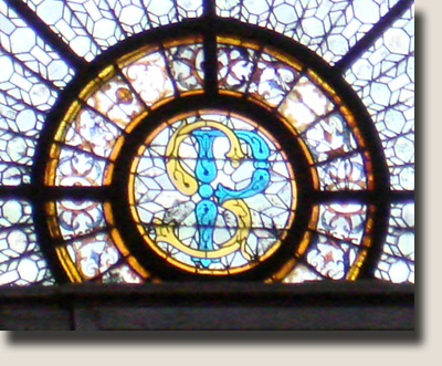 Het kleine roosvenster met de letters P en S in de Saint-Sulpice kerk