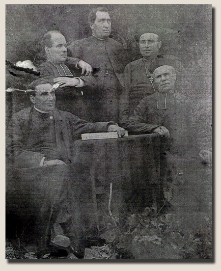 De vijf pastoors Bérenger Saunière, Maurice Malot, Alfred Saunière, Henri Boudet? en Antoine Gélis