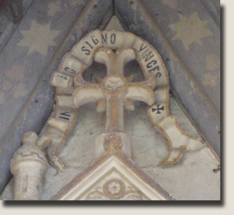 De leuze IN HOC SIGNO VINCES in het portaal van de kerk van Rennes-le-Château
