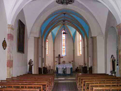 De sobere inrichting van de kerk van Rennes-les-Bains