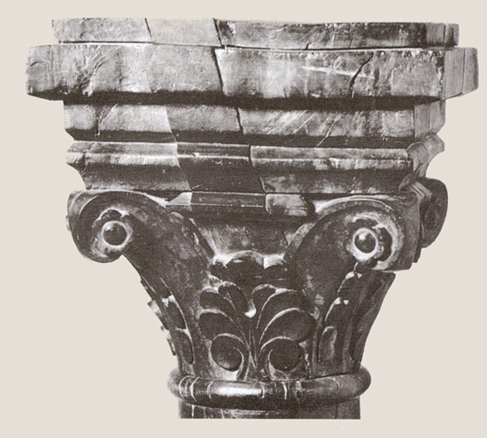 Detail van het geheime luik van de houten pilaar 